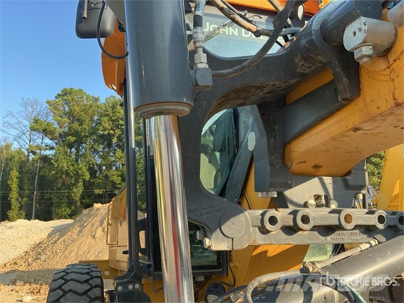 John Deere 872G معدات تمهيد الطرق