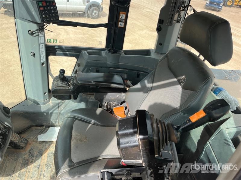 John Deere 904 P-Tier Iekrāvēji uz riteņiem