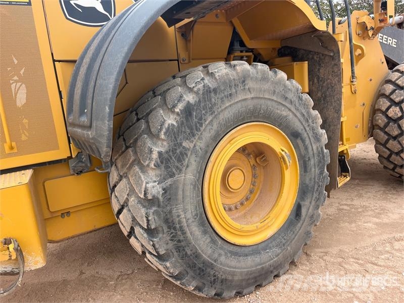 John Deere 904 P-Tier Iekrāvēji uz riteņiem