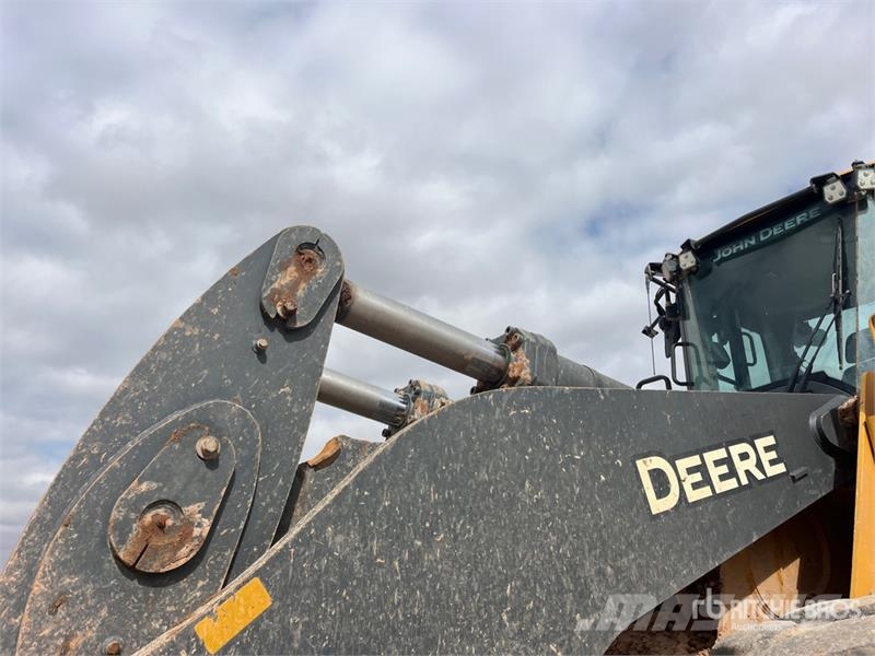 John Deere 904 P-Tier Iekrāvēji uz riteņiem
