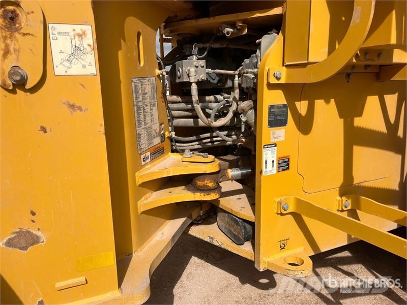 John Deere 904 P-Tier Iekrāvēji uz riteņiem