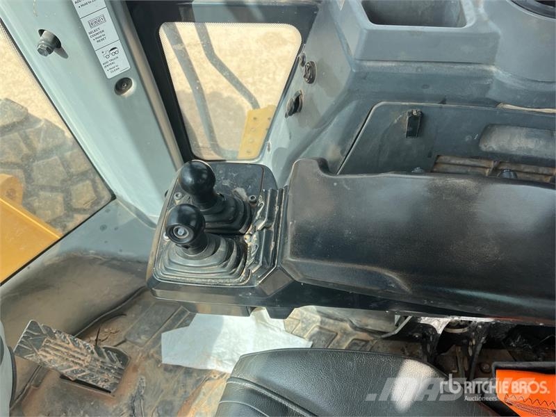 John Deere 904 P-Tier Iekrāvēji uz riteņiem