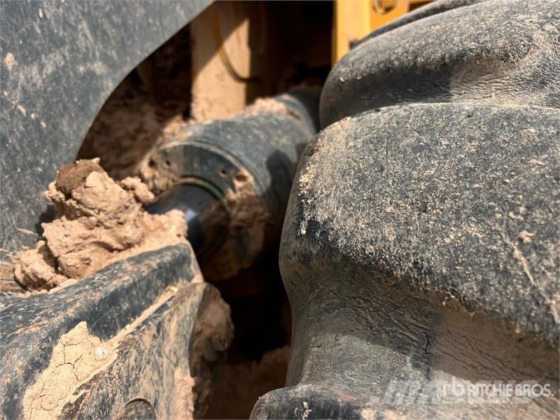 John Deere 904 P-Tier Iekrāvēji uz riteņiem