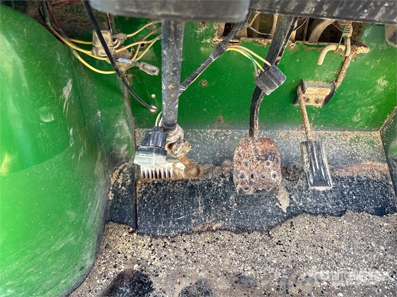 John Deere Gator TX Maquinaria para servicios públicos