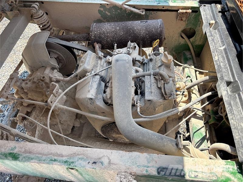 John Deere Gator TX Maquinaria para servicios públicos