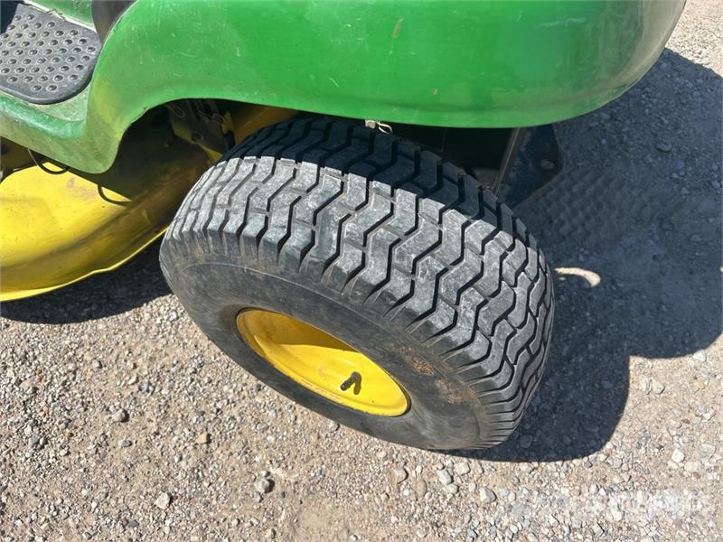 John Deere L110 ركوب الحشائش