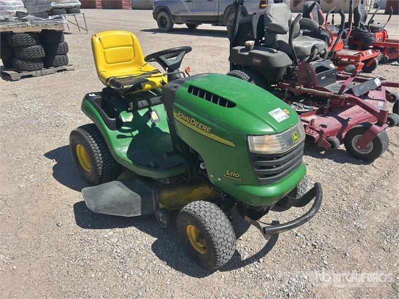 John Deere L110 ركوب الحشائش