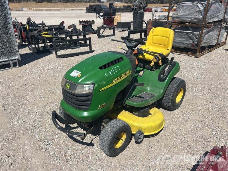 John Deere L110 ركوب الحشائش