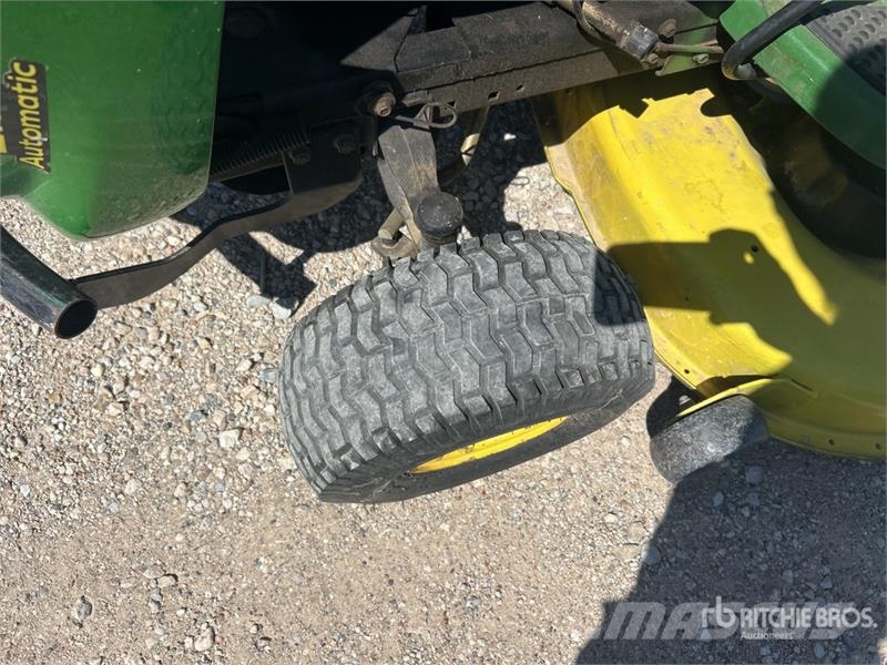 John Deere L110 ركوب الحشائش