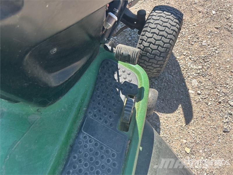 John Deere L110 ركوب الحشائش