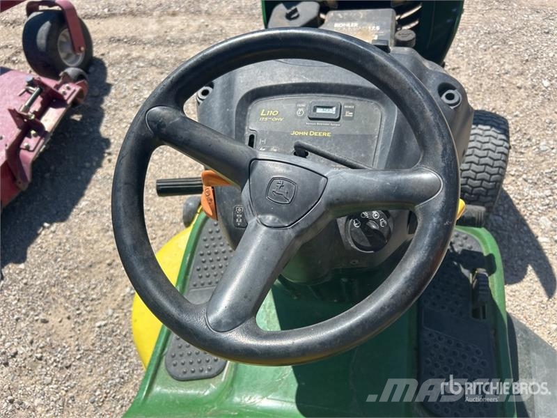John Deere L110 ركوب الحشائش