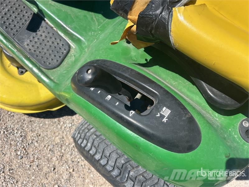 John Deere L110 ركوب الحشائش