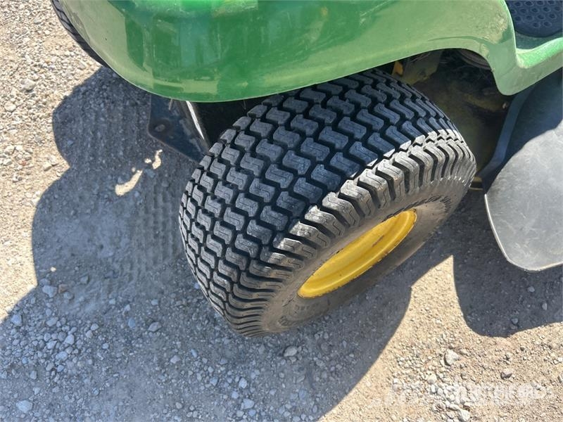 John Deere L110 ركوب الحشائش