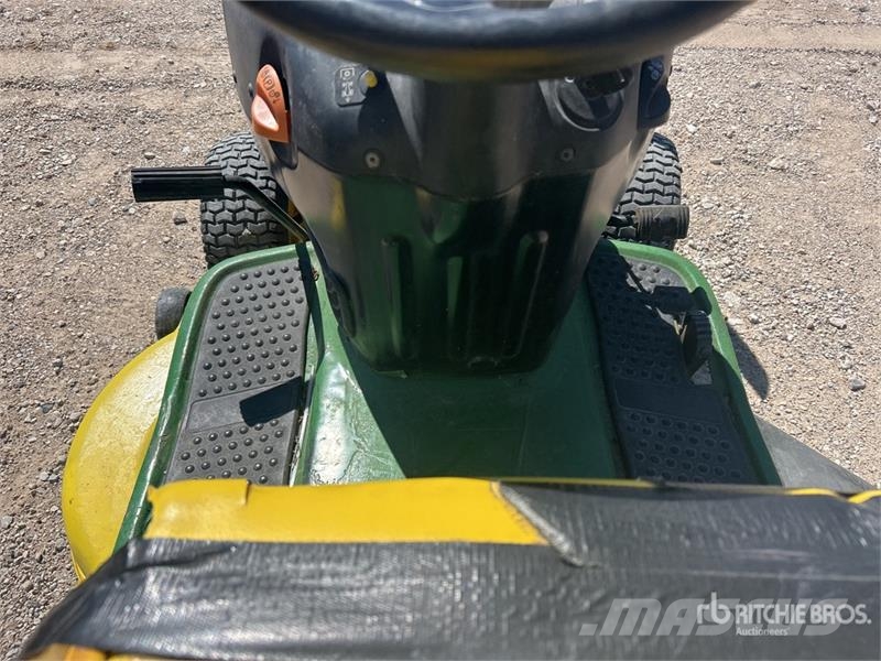 John Deere L110 ركوب الحشائش