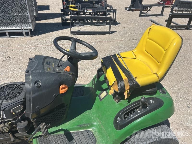 John Deere L110 ركوب الحشائش