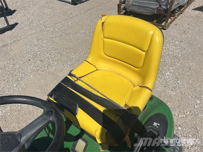 John Deere L110 ركوب الحشائش