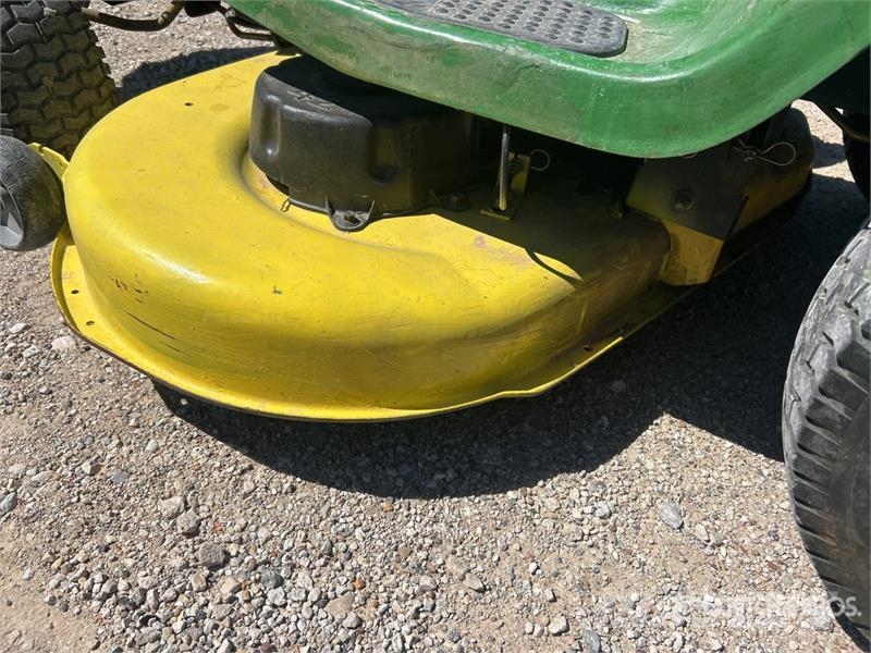 John Deere L110 ركوب الحشائش