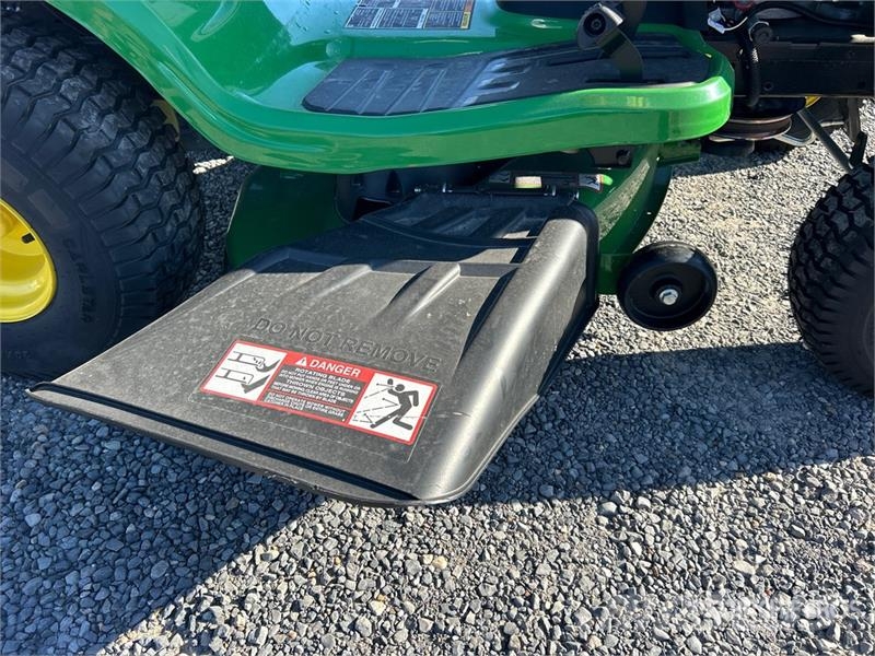 John Deere S100 Ride-On Lawn Mower (Unused) Rijmaaiers