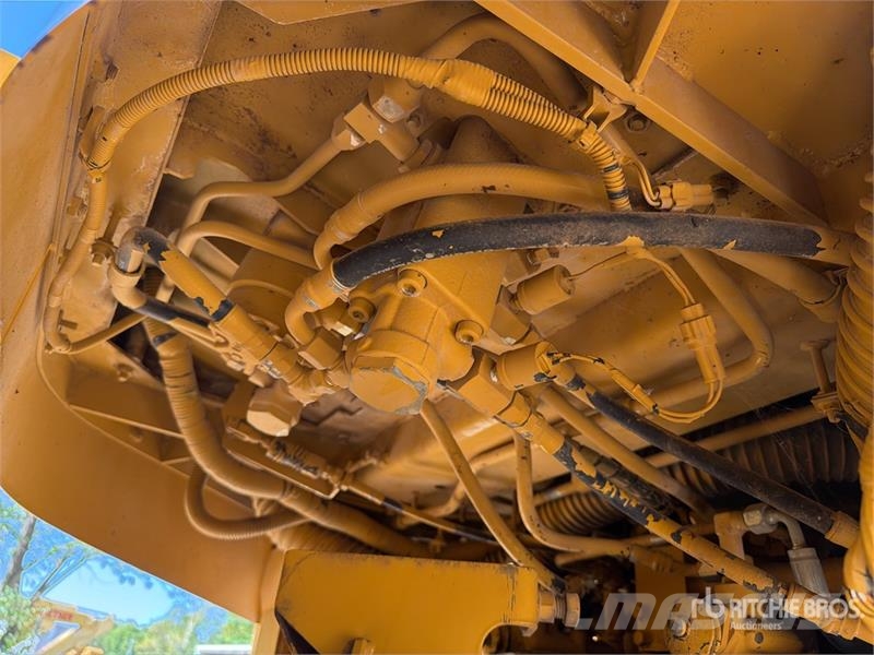 Kawasaki 65ZV Wheel Loader Pale gommate