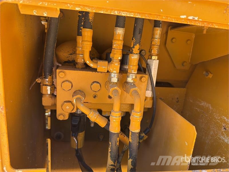 Kawasaki 65ZV Wheel Loader Pale gommate