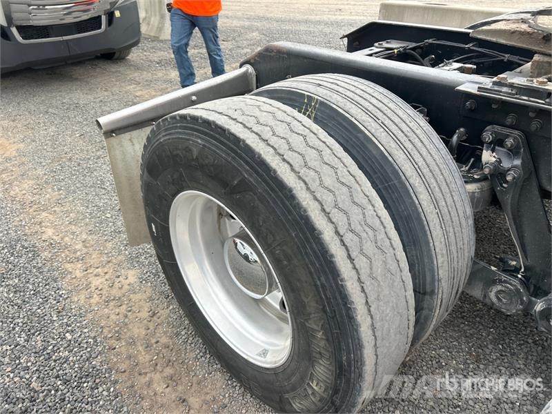 Kenworth 6x4 T/A Sleeper Truck Tractor Vilcēji