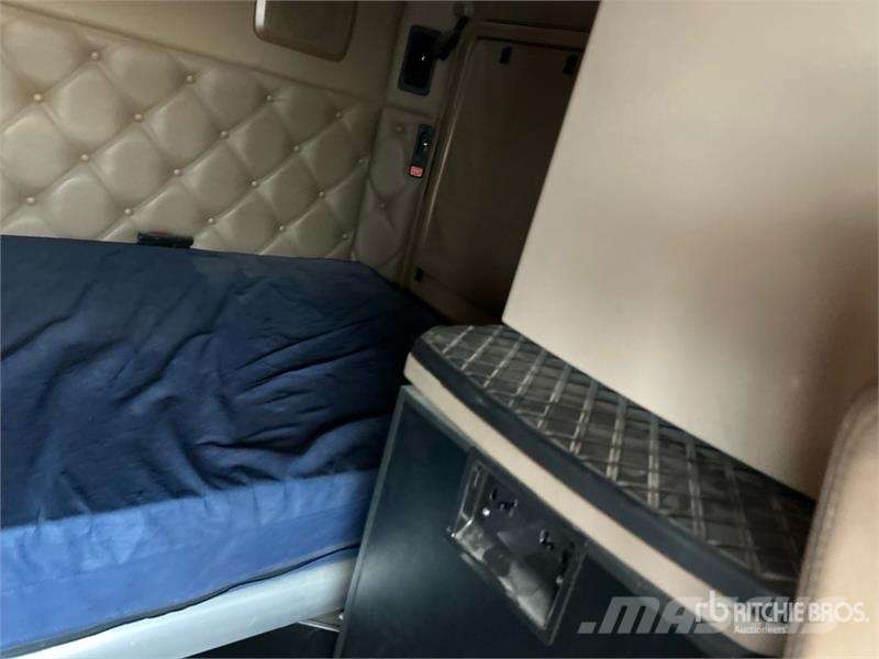 Kenworth 6x4 T/A Sleeper Truck Tractor Vilcēji