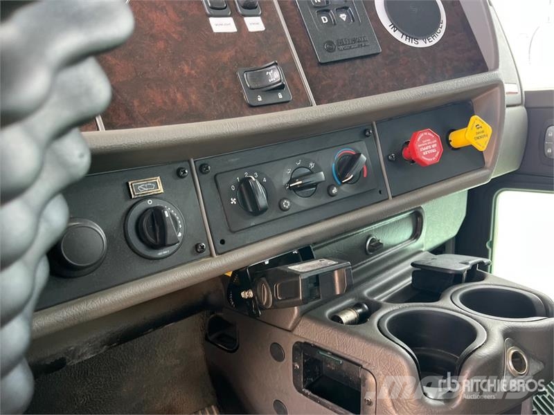 Kenworth T-370 4x2 Extended Cab Flatbed Truck Platformas/izkraušana no sāniem