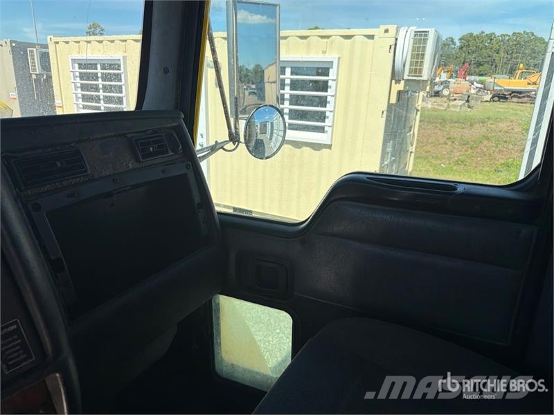 Kenworth T300 4x2 Fuel Truck 탱커 트럭
