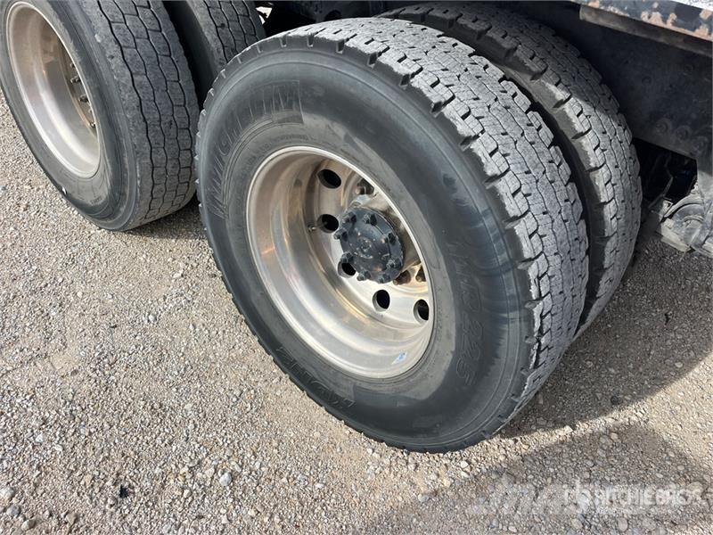 Kenworth T370 6x4 Flatbed Truck Platformas/izkraušana no sāniem