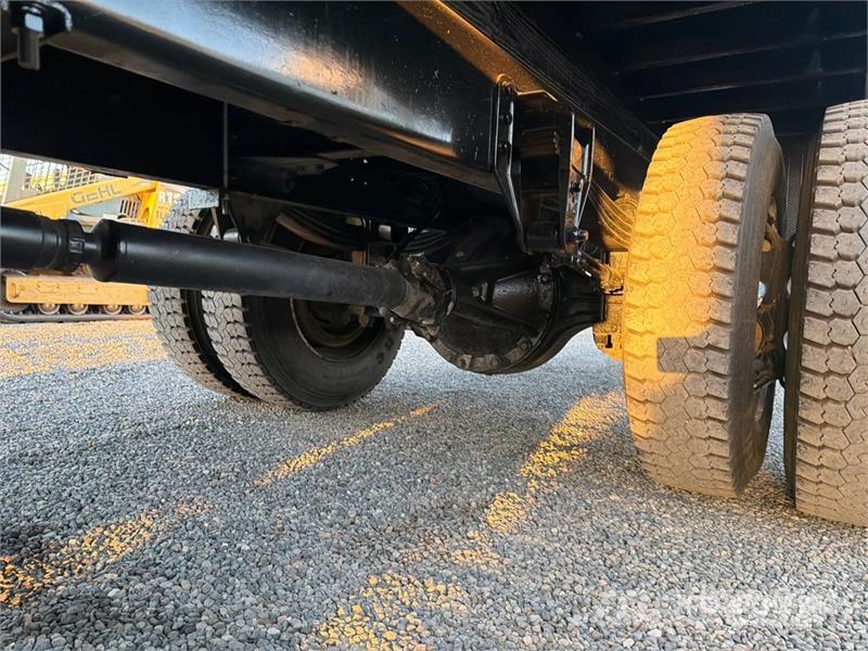 Kenworth T400 4x2 Flatbed Truck Platformas/izkraušana no sāniem