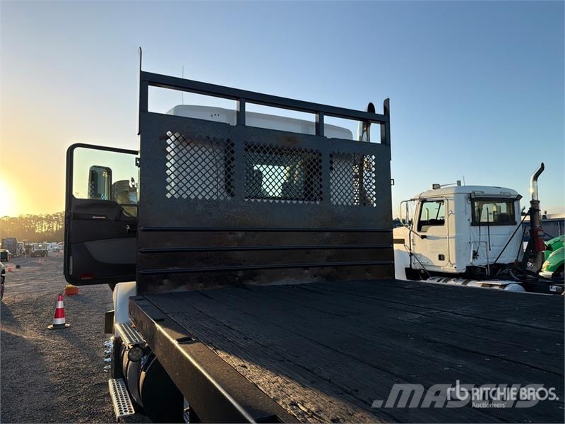 Kenworth T400 4x2 Flatbed Truck Platformas/izkraušana no sāniem