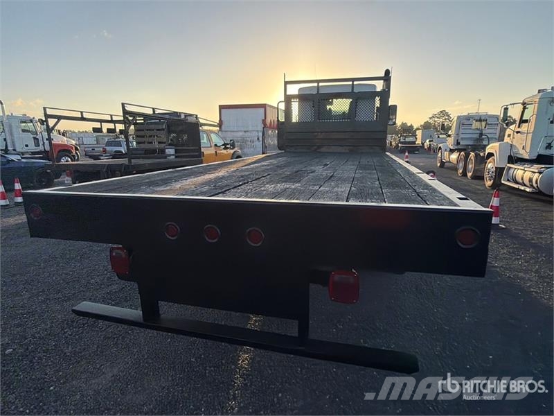 Kenworth T400 4x2 Flatbed Truck Platformas/izkraušana no sāniem