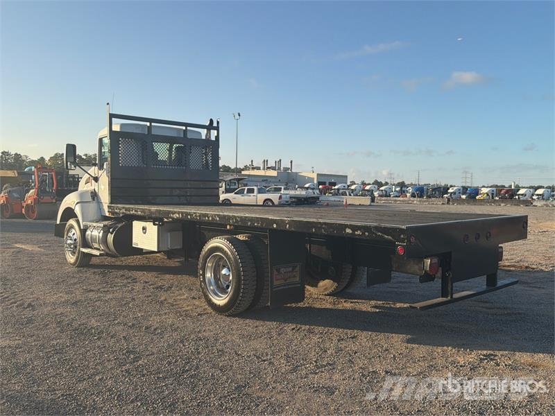 Kenworth T400 4x2 Flatbed Truck Platformas/izkraušana no sāniem