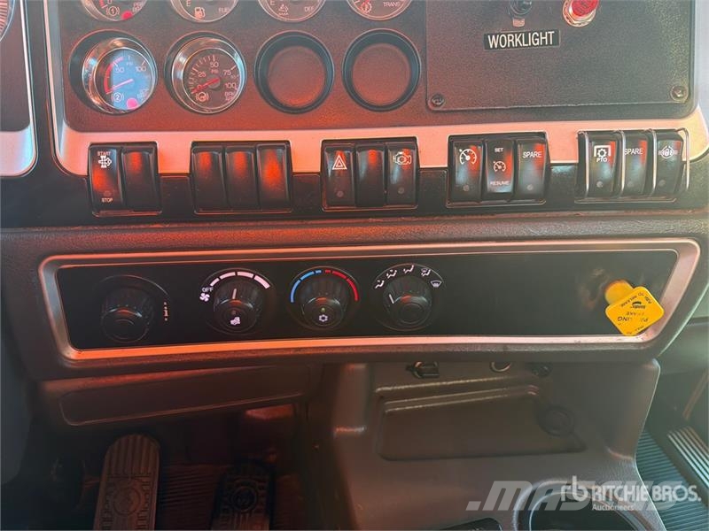 Kenworth T400 4x2 Flatbed Truck Platformas/izkraušana no sāniem