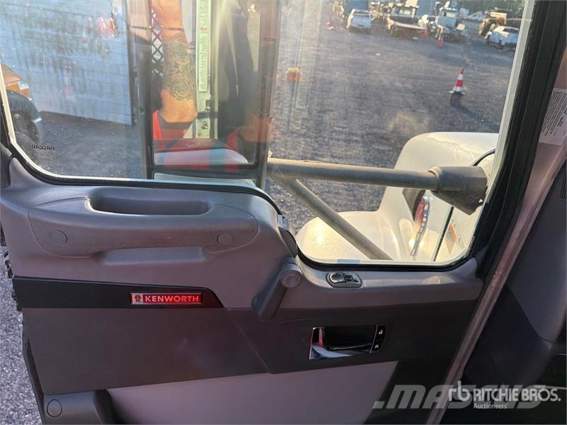Kenworth T400 4x2 Flatbed Truck Platformas/izkraušana no sāniem