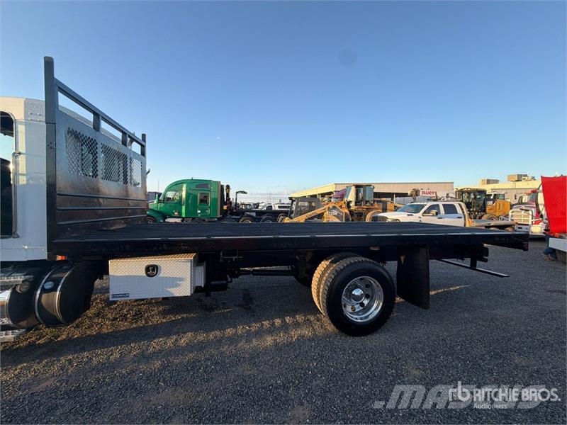 Kenworth T400 4x2 Flatbed Truck Platformas/izkraušana no sāniem
