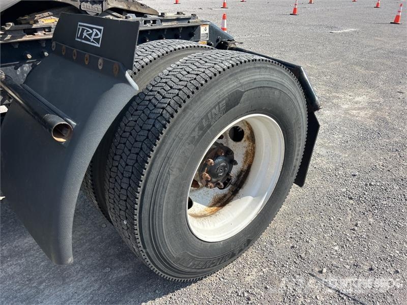 Kenworth T680 4x2 S/A Day Cab Truck Tractor Tractor Units
