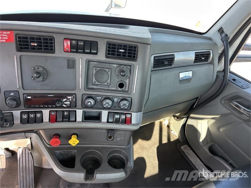 Kenworth T680 4x2 S/A Day Cab Truck Tractor Tractor Units