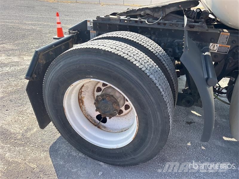 Kenworth T680 4x2 S/A Day Cab Truck Tractor Tractor Units