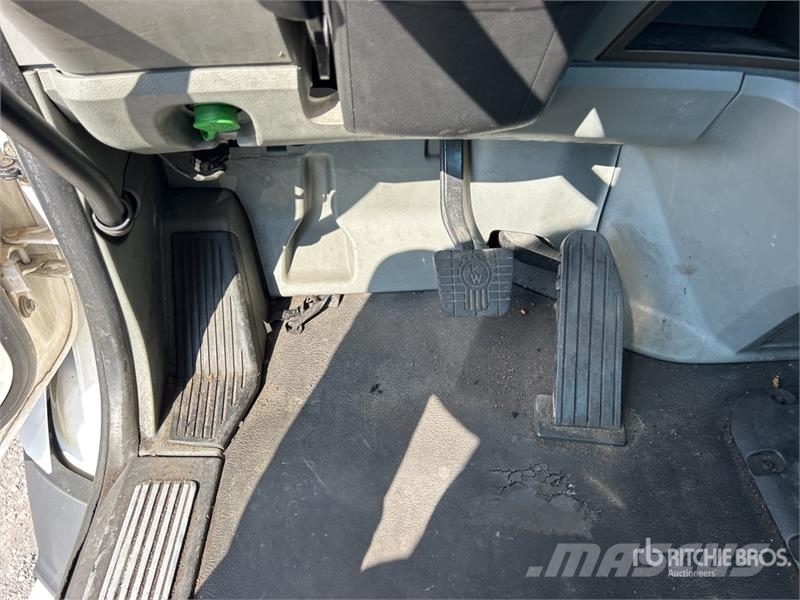 Kenworth T680 4x2 S/A Day Cab Truck Tractor Tractor Units