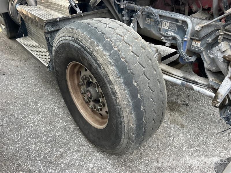 Kenworth T800 Savivarčių priekabų vilkikai