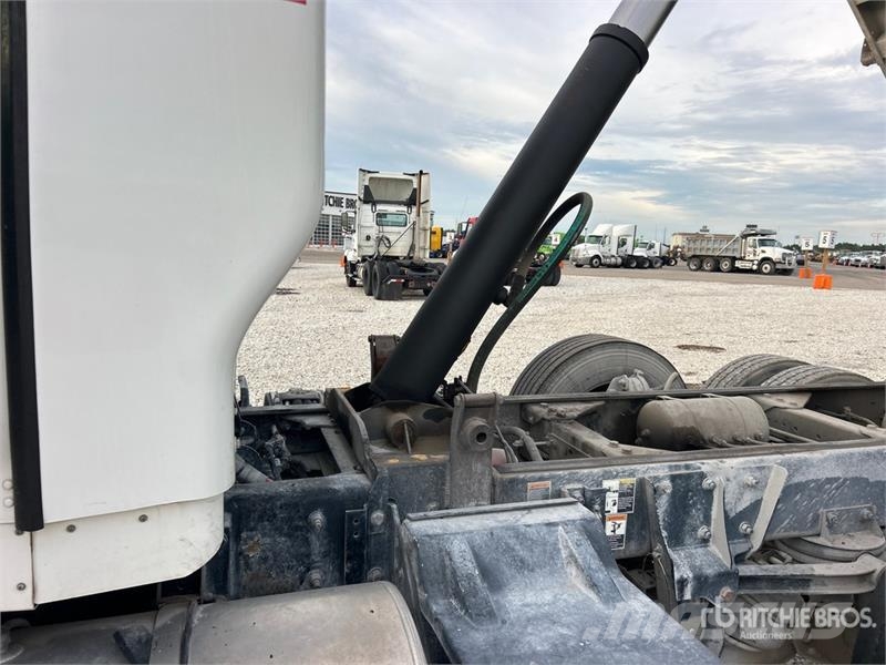 Kenworth T800 Savivarčių priekabų vilkikai