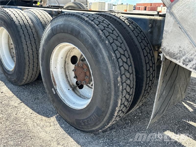 Kenworth T880 Savivarčių priekabų vilkikai
