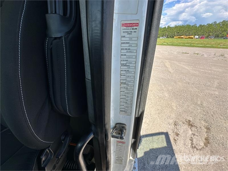 Kenworth T880 Savivarčių priekabų vilkikai