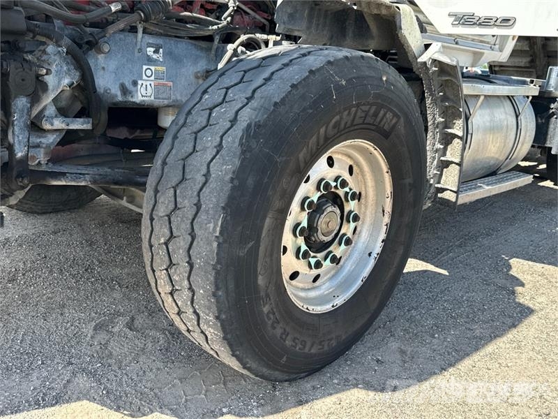 Kenworth T880 Savivarčių priekabų vilkikai