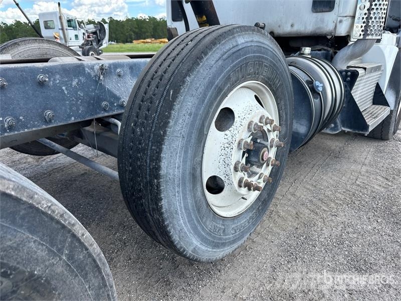 Kenworth T880 Savivarčių priekabų vilkikai