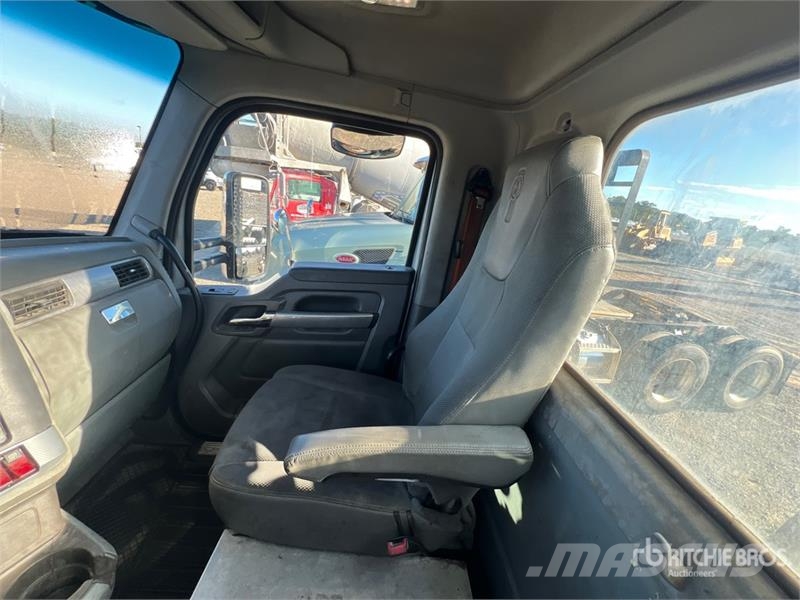 Kenworth T880 8x4 Cab and Chassis Kabinen