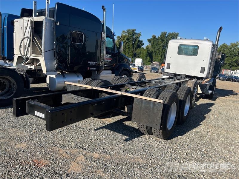 Kenworth T880 8x4 Cab and Chassis Kabinen