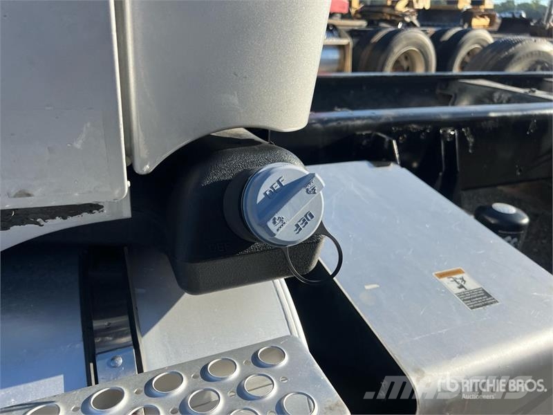 Kenworth T880 8x4 Cab and Chassis Kabinen