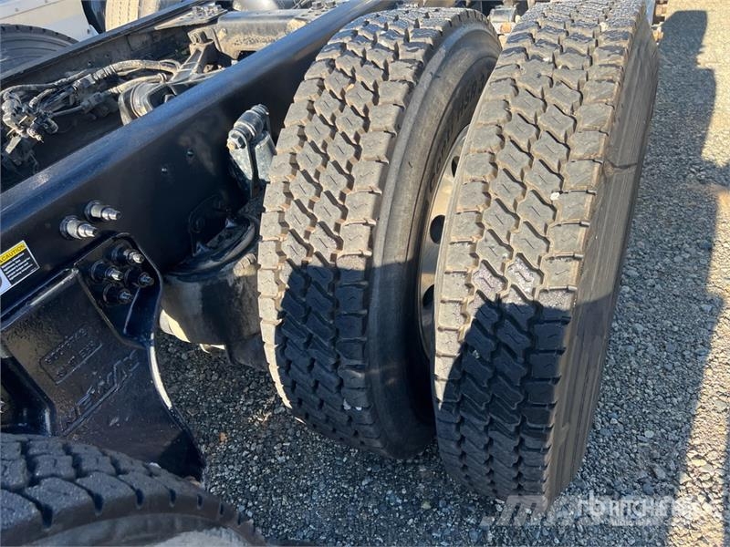 Kenworth T880 8x4 Cab and Chassis Kabinen
